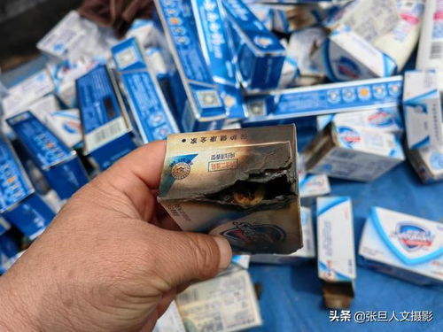 一地?cái)傎u被燒過的日用品挺火,難道是一種新的營(yíng)銷方式 值得佩服